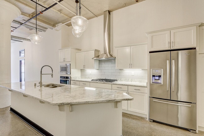 Building Photo - 226 N Water St