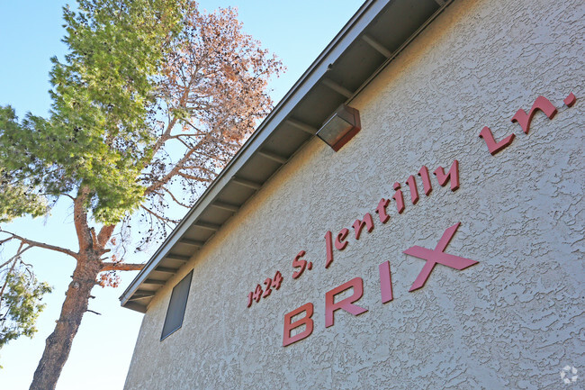 Building Photo - Brix