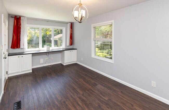 Building Photo - NEWLY UPDATED!! 3 Bedroom, 2 Bathroom Home in Des Moines!