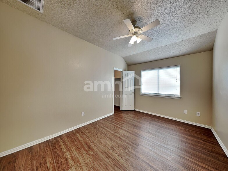 Building Photo - 2306 Valley Creek Dr