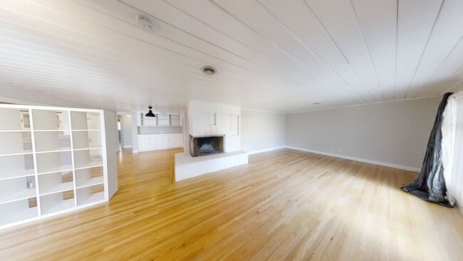 Building Photo - Newly Remodeled with Amazing Views! (Lease...
