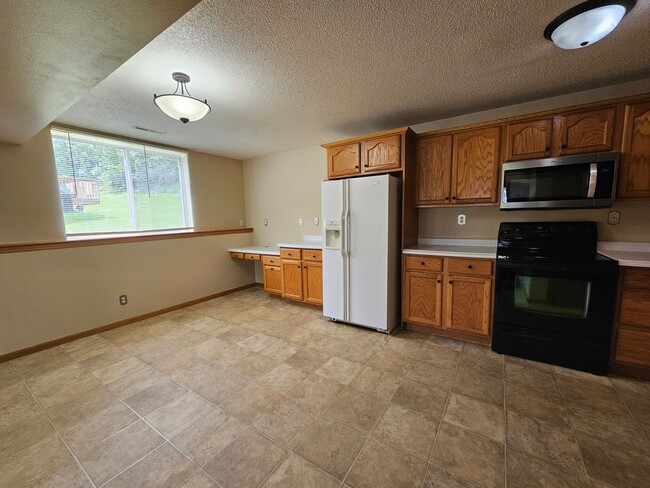 Building Photo - 3 Bedroom 1.5 bath, 2 stall garage Great SE location.