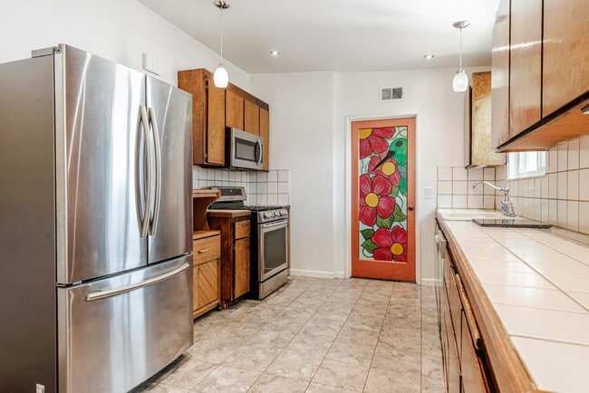 Building Photo - 2577 Gonzaga St