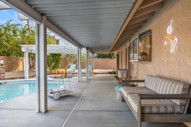 Building Photo - 1334 S San Joaquin Dr