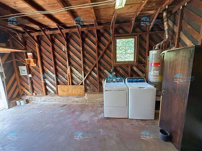 Building Photo - 304 N Rios Ave