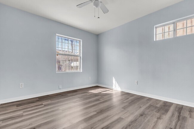 Building Photo - 640 E 54th St