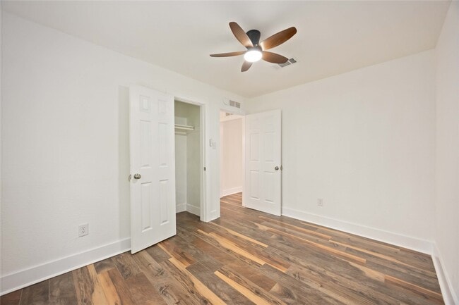 Building Photo - 6043 Lyndhurst Dr