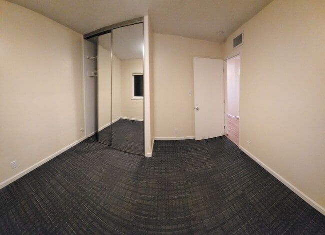 Building Photo - 5 bed 3.5 bath home close to campus!