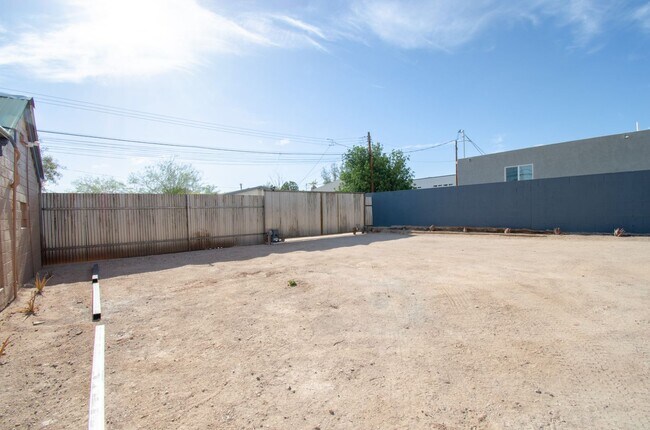 Building Photo - Newly Remodeled Home Near University of Arizona!