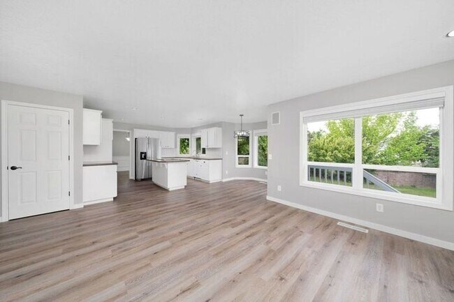 Building Photo - Stunning 4 bedroom, 2.5 bathroom home!! Must See!!