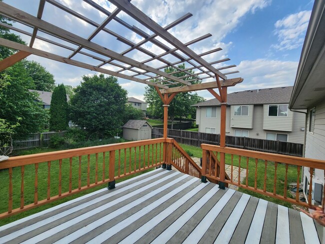Building Photo - 5bd 3ba Available in Eastern Sioux falls