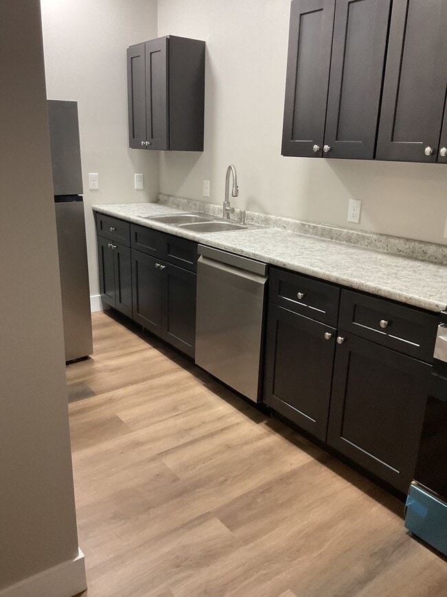 Building Photo - Newly renovated apartments