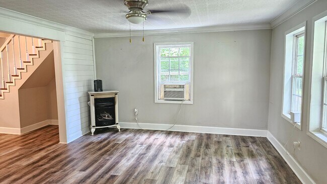 Building Photo - 1+Acre in the country! 2 bed/1.5 Bth- NO C...