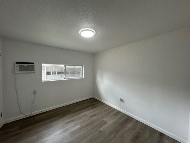 Building Photo - Charming 4 Bed, 3 Bath Home + Bonus 1 Bed/1 Bath Casita!