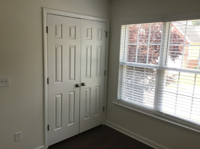 Building Photo - 6682 Knob Hill Ct