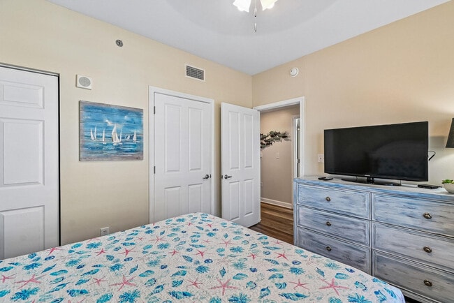 Building Photo - 9896 S Thomas Dr