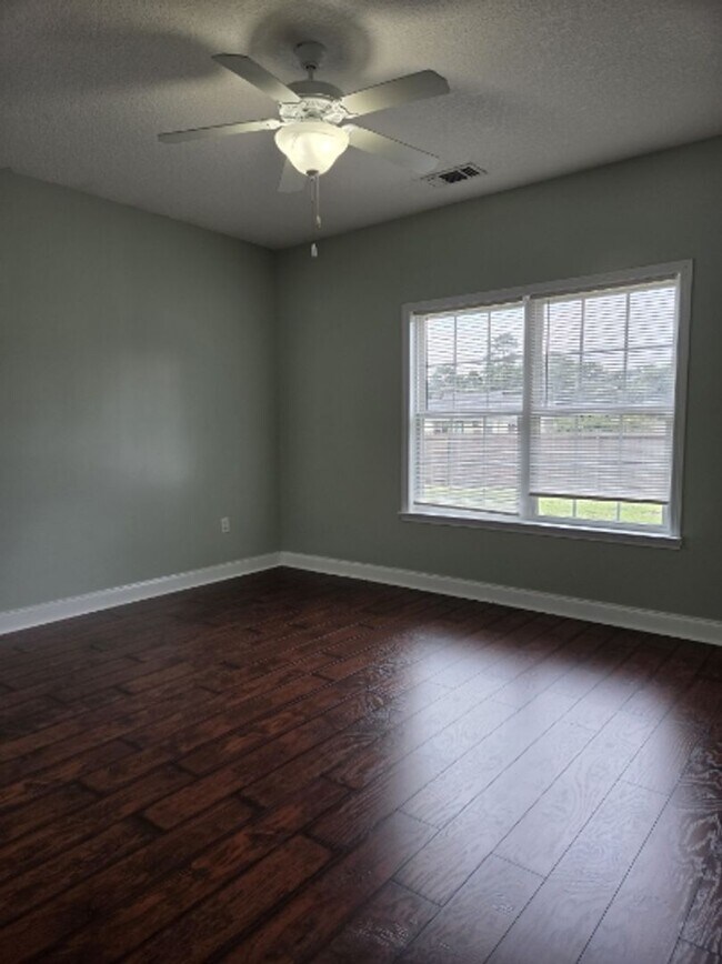Building Photo - Beautiful home in a very quiet neighborhood