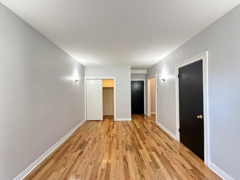 Building Photo - 843 W Leland Ave