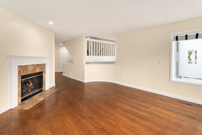 Building Photo - 3 bedroom townhome in perfect location in ...
