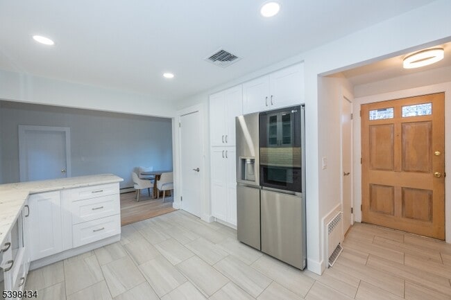 Building Photo - 7 Oak Tree Ln