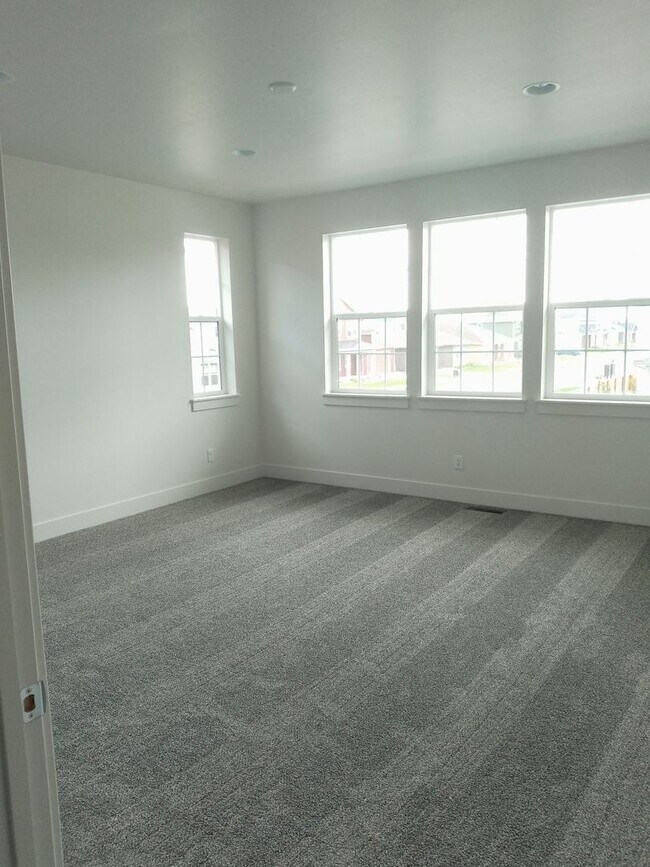 Building Photo - 3 Bed 2.5 Bath in Belgrade with attached d...