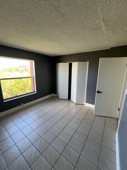 Building Photo - 9405 W Flagler St