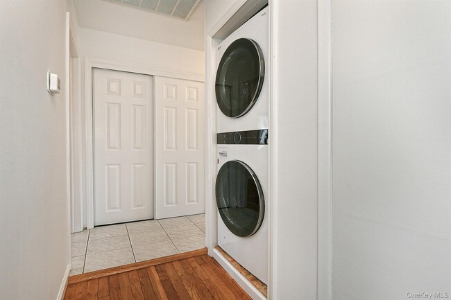 Building Photo - 110 Dix Hills Rd