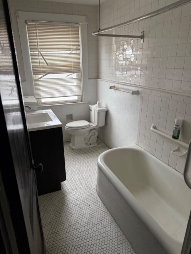 Building Photo - 544 Center St