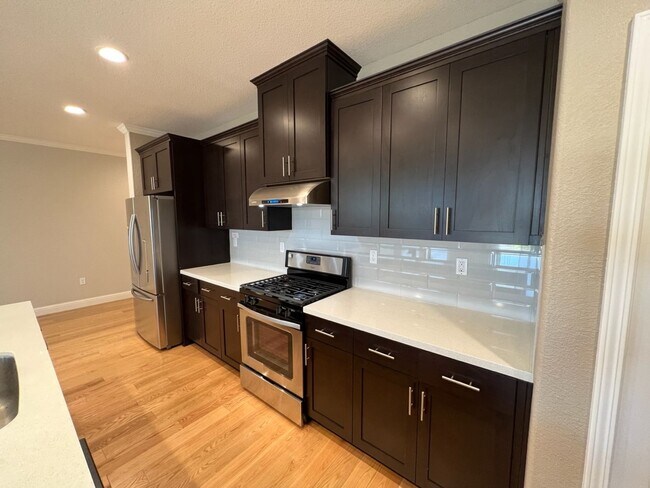 Building Photo - Newer single story home located in desirab...