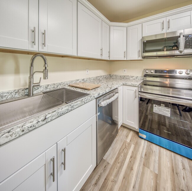 Building Photo - 241 NE 40th Ct
