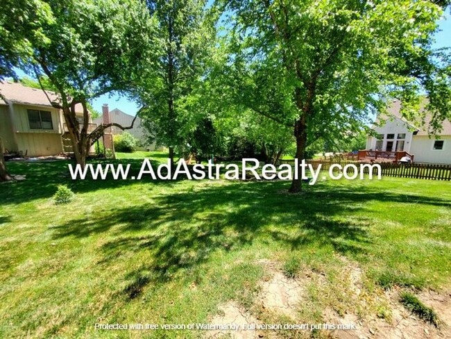 Building Photo - Sought-After Overland Park Townhome-Availa...