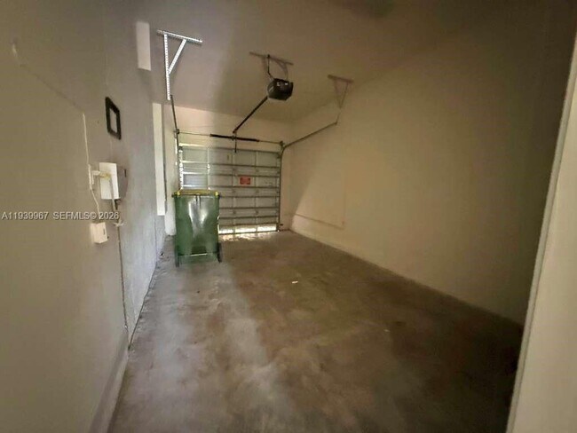 Building Photo - 320 SE 37th Ter