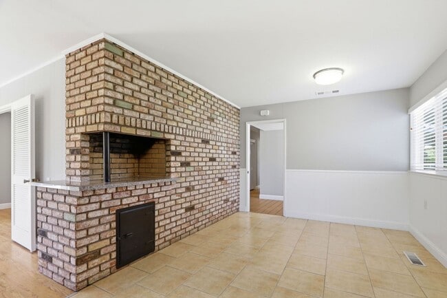 Building Photo - Wow! What a Great Home! Available Now!