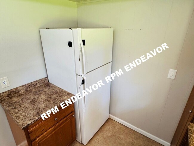 Building Photo - Just Hit the Market — Spacious Layout + Basement Space in St. Louis, Housing Choice Voucher Accep...