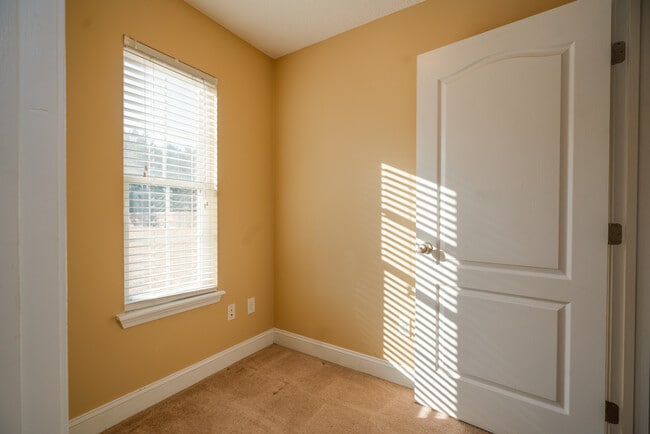 Building Photo - 59 Forest St NE