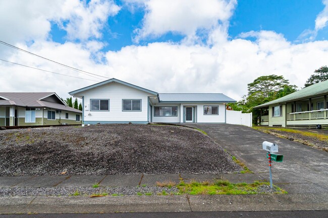 Building Photo - Available in Hilo - 3bd/2ba Home