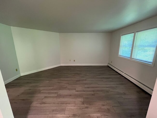 Building Photo - 2BD/1BA Second Floor Unit