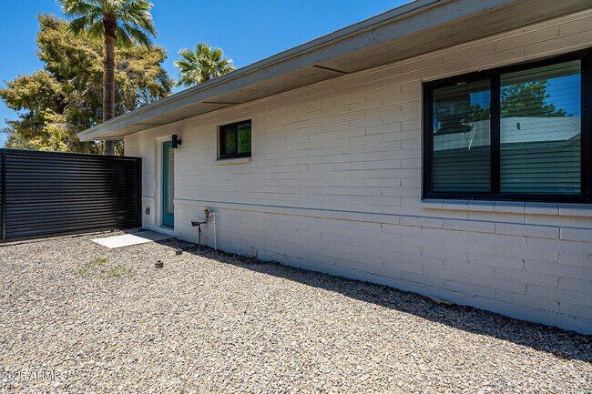 Building Photo - 6227 N 13th Pl