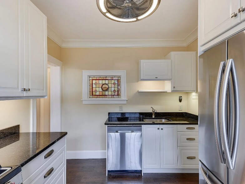 Building Photo - 2722 N Vincent Ave