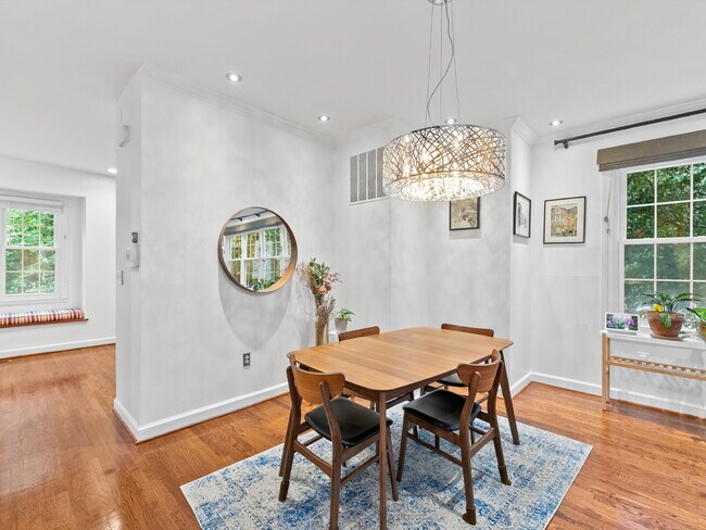 Building Photo - "Spacious 3-Bedroom Townhouse Retreat with...