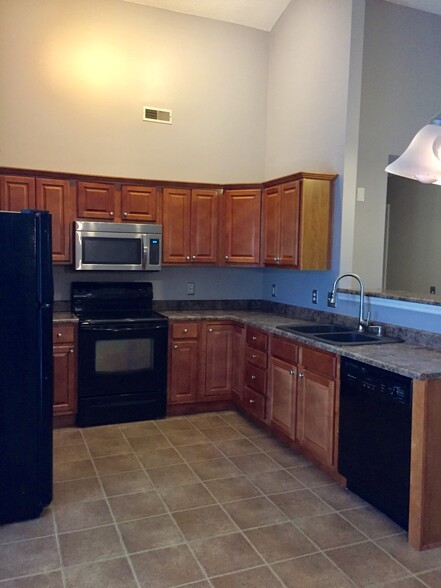 Beautiful spacious eat in kitchen - 3044 Shady Knoll