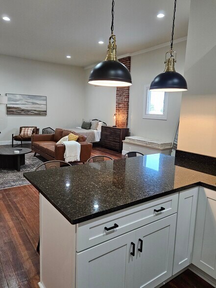 Building Photo - 9 S Main St