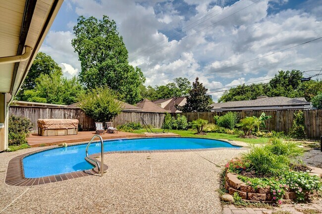 Building Photo - 10631 Del Monte Dr