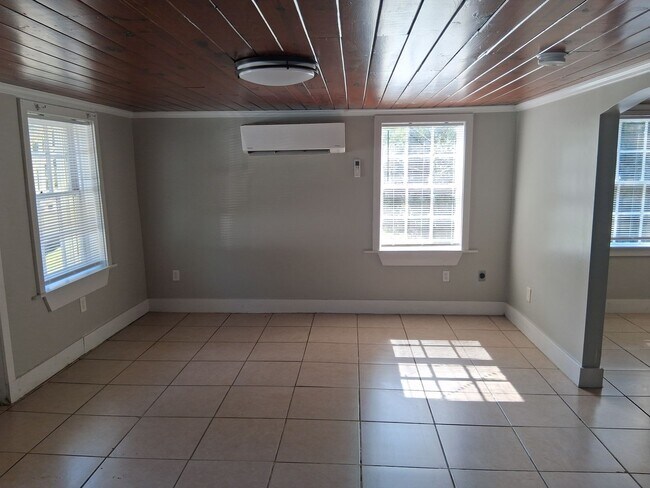 Building Photo - 2bedroom 1bath duplex