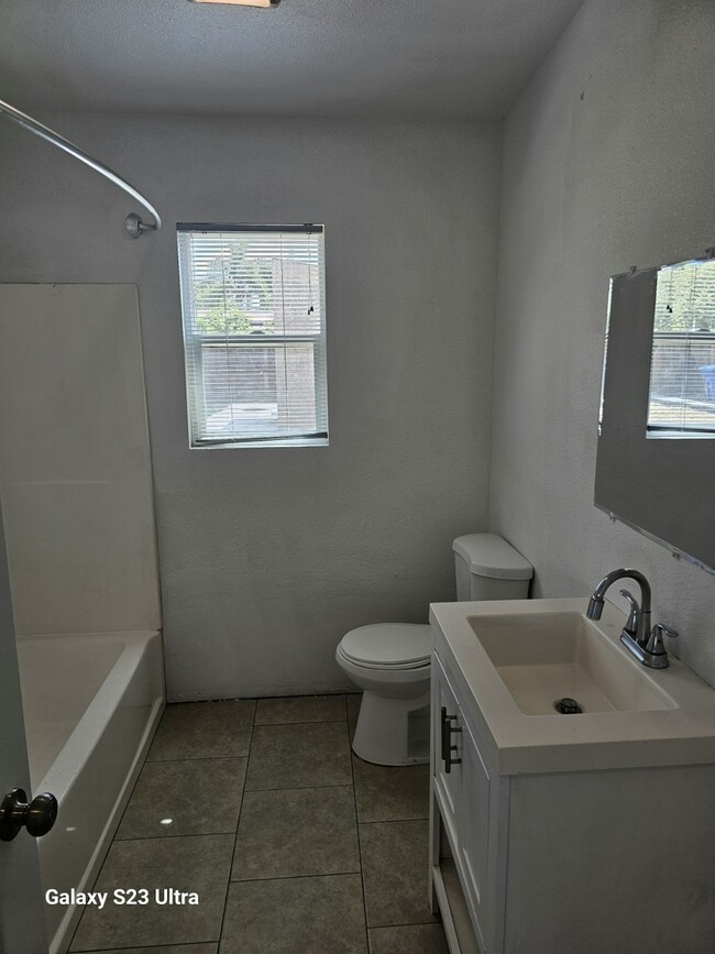 Building Photo - 606 Placid Ln