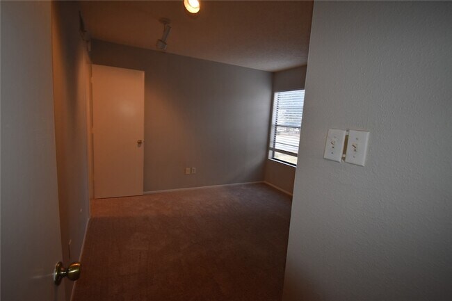 Building Photo - 12900 Walden Rd