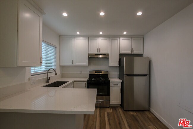 Building Photo - 12942 Moorpark St