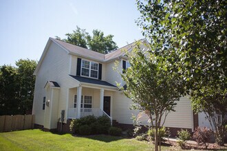 Building Photo - Spacious Parkside House