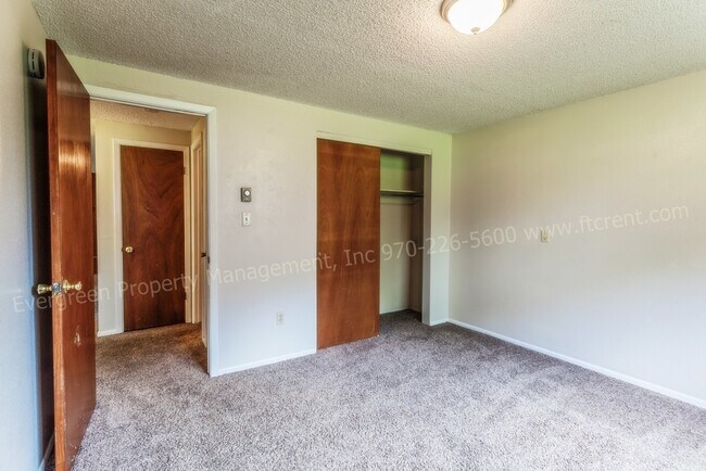 Building Photo - 915/917 Camelot Court