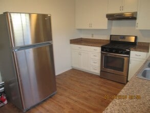 Building Photo - 2 Bedroom/1.5 Bath Condo